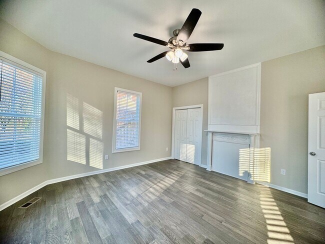 Building Photo - 218 College St