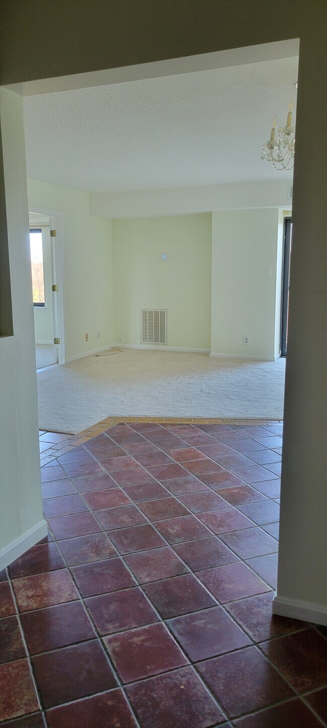 Building Photo - 3800 Powell Ln