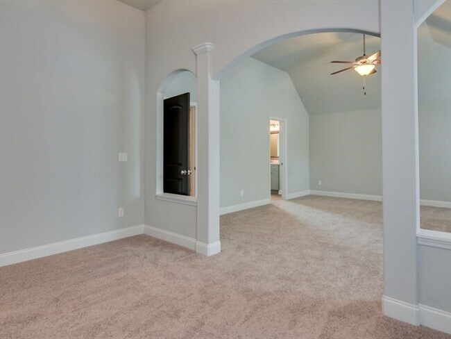 Building Photo - Centrally Located Home Sweet Home