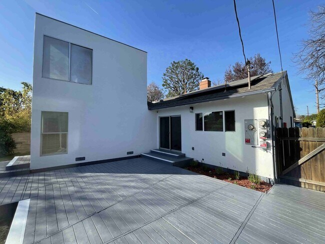 Building Photo - COMPLETELY REMODELED HOME IN QUIET AREA!