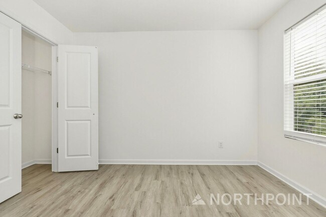 Building Photo - 3-Bedroom, 2.5 Bath Home for Rent in Winston-Salem, NC | Attached 1-Car Garage & Modern Kitchen