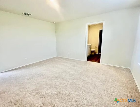 Building Photo - 452 Lynwood Gold