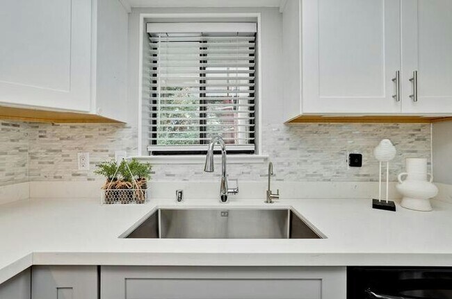 Building Photo - 716 San Conrado Terrace