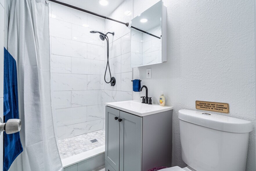 Building Photo - 975-977-977 SW 10th St