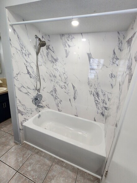 M bathroom - 9837 Marlinton Ln