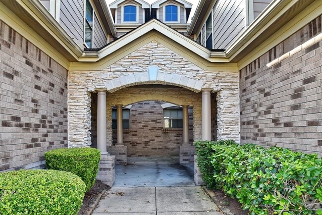 Building Photo - 16016 Summerville Lake Dr