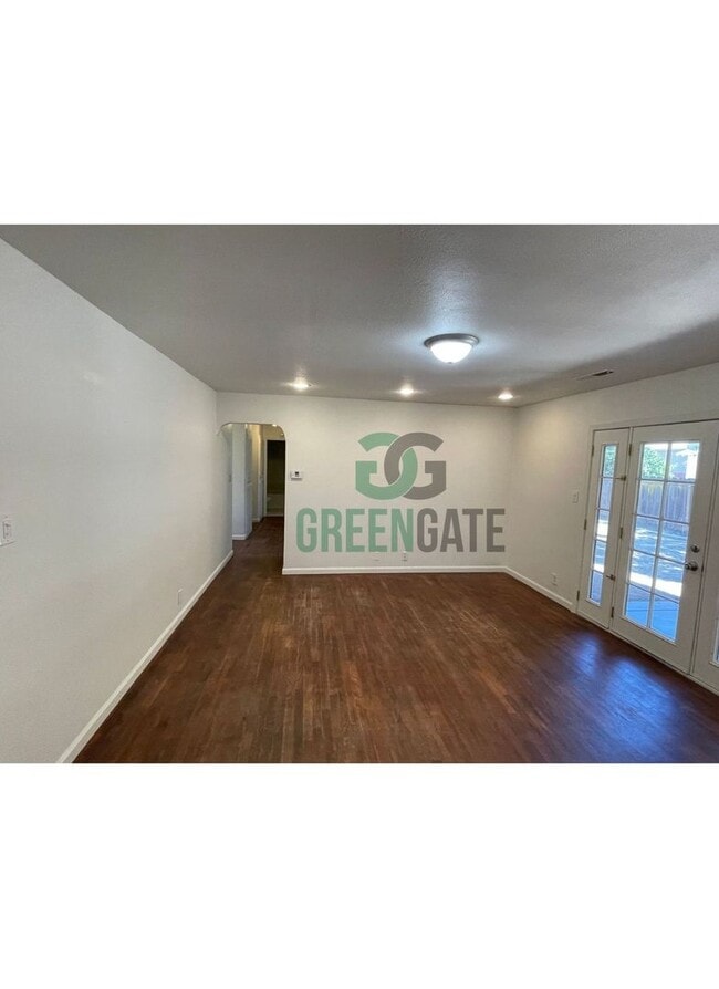 Building Photo - BEAUTIFUL 3 BEDROOM 2 BATH HOME MOVE IN RE...
