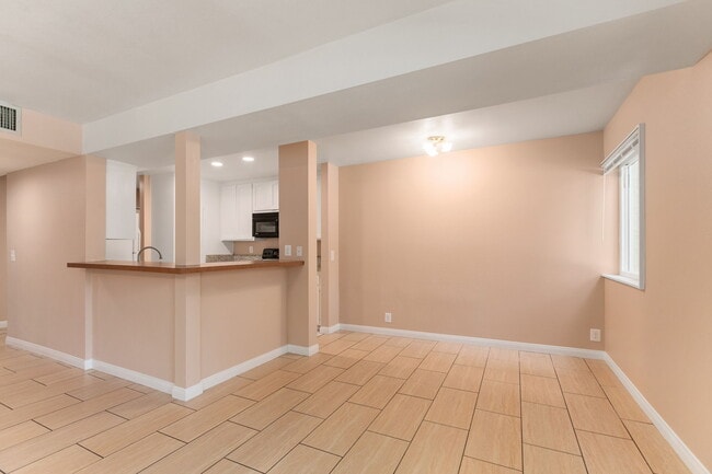 Building Photo - 2625 Pirineos Way