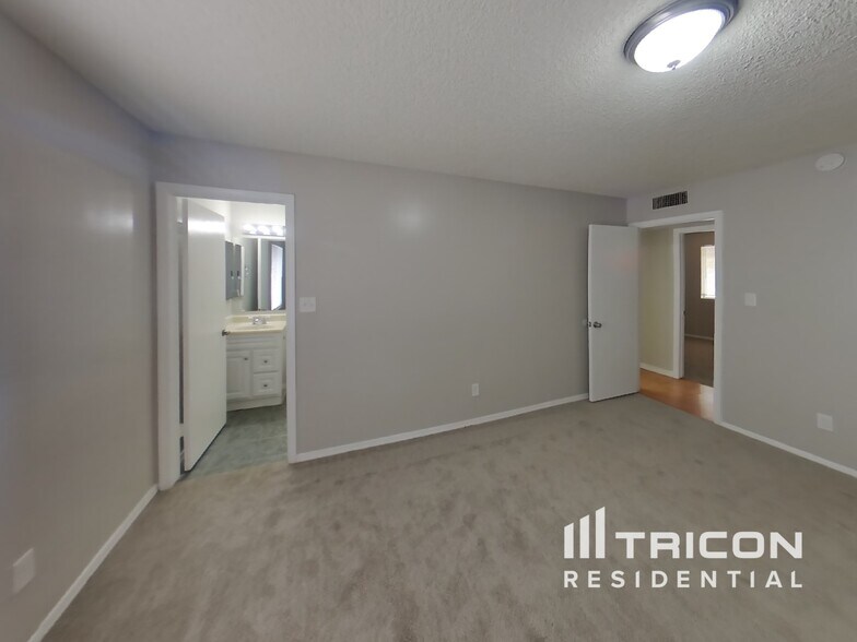 Building Photo - 1824 W Cheyenne Dr