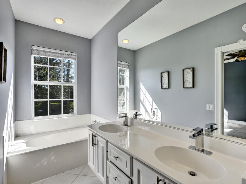 Building Photo - 5609 Cove Cir