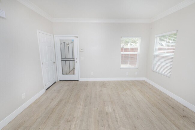 Building Photo - 511 Stork St