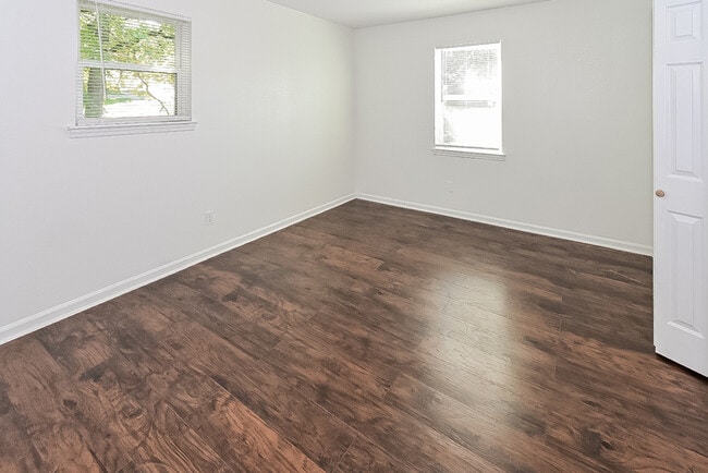 Building Photo - 1401 Jennifer Dr