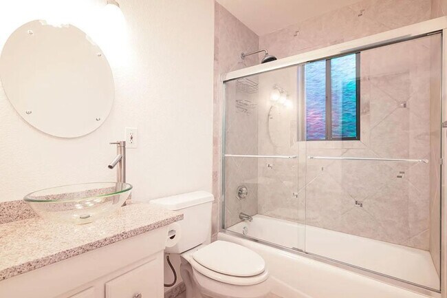 Building Photo - Beautiful custom home on 2.5 private acres!