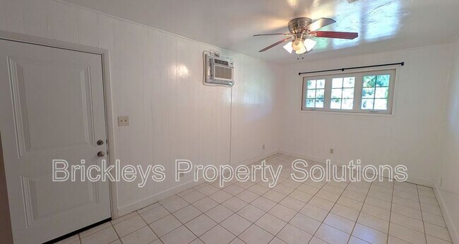 Building Photo - 1435 E Cedar St