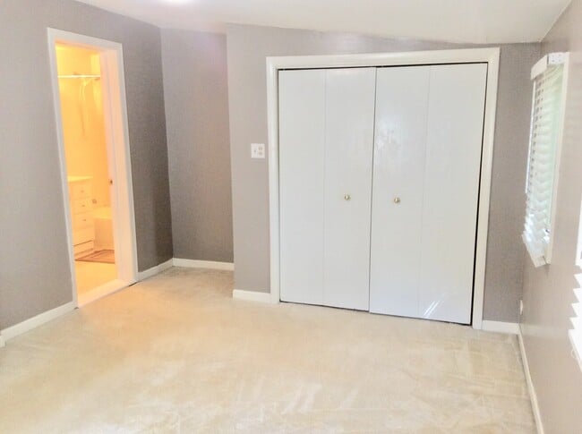 Building Photo - 133 N Woodlawn St