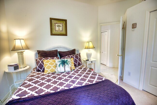 Building Photo - Seasonal Short-Term Single Family Pool Home in Pelican Pointe Golf & Country Club!