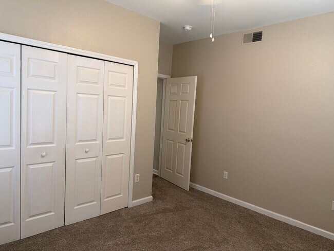 Building Photo - Three Bedroom Updated First Floor Condo at The Legends
