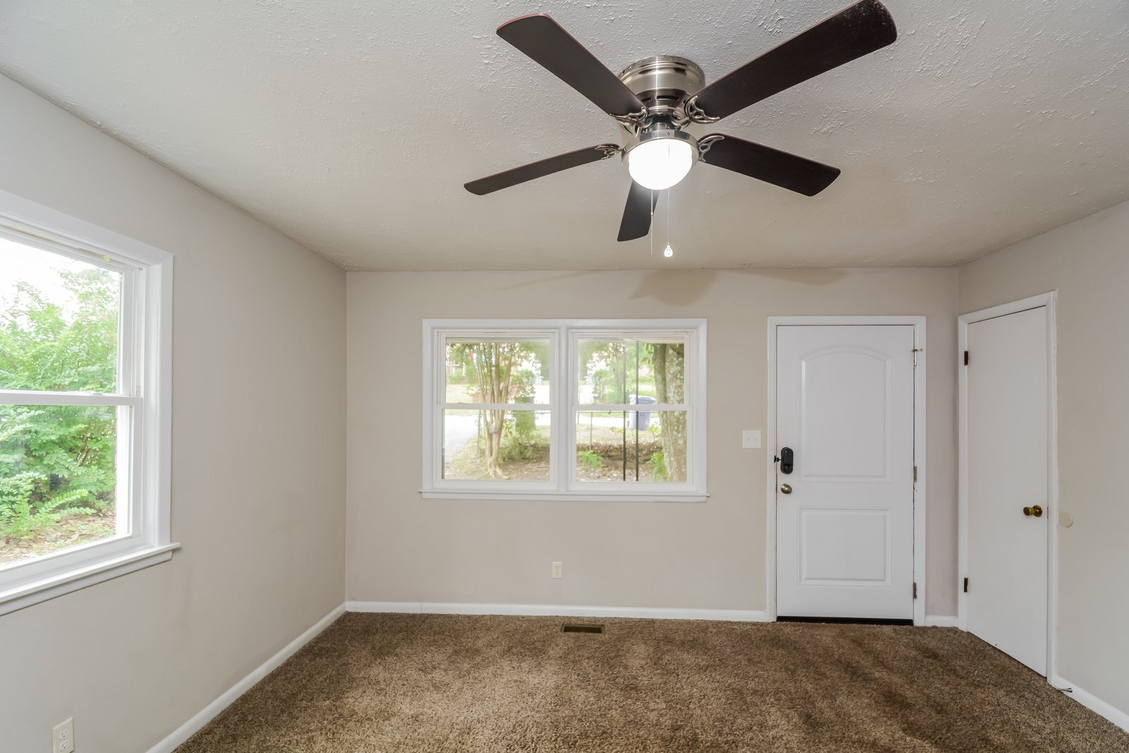 Building Photo - 4046 Village Dr