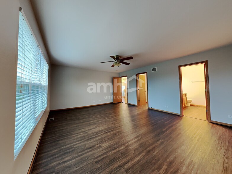 Building Photo - 2263 N Arapahoe Trail