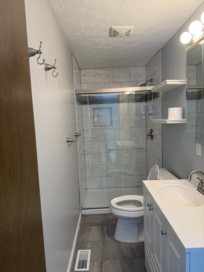 Building Photo - 833 James Dr