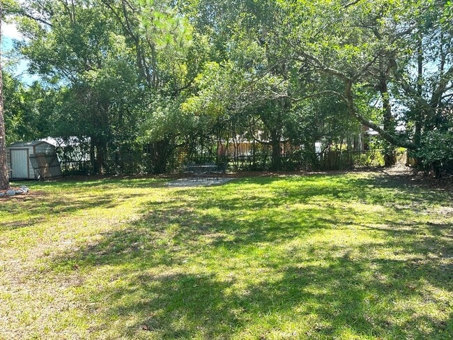 Building Photo - On Island, Close to Historic District & Be...