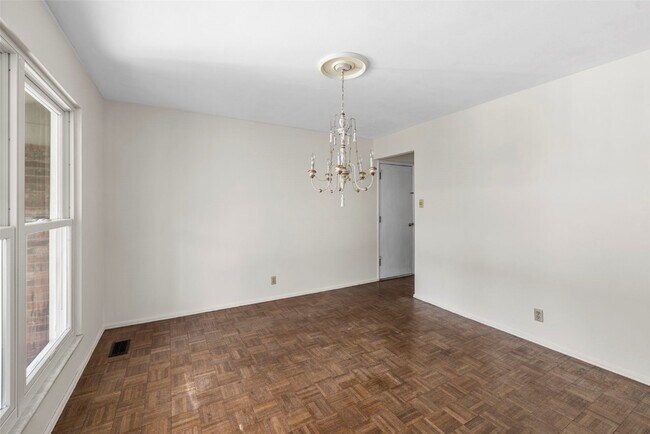 Building Photo - 1109 Brittany Pkwy