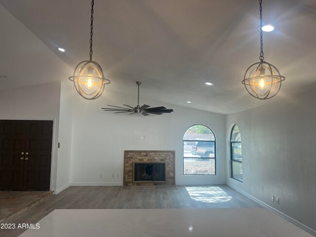 Building Photo - 1733 N La Rosa Dr