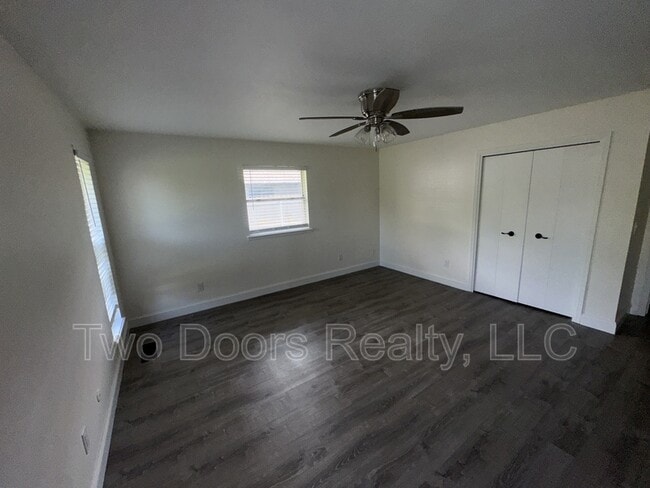 Building Photo - 5208 Mackleman Dr