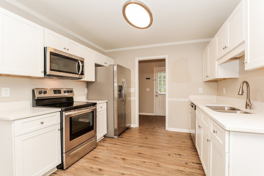 Building Photo - 2409 Racquet Club Dr