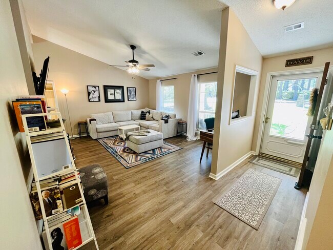 Building Photo - 428 Floyd Cir