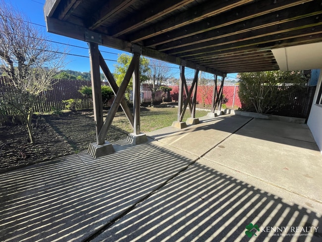 Building Photo - Remodeled Three Bedroom Plus Bonus Room House in Daly City