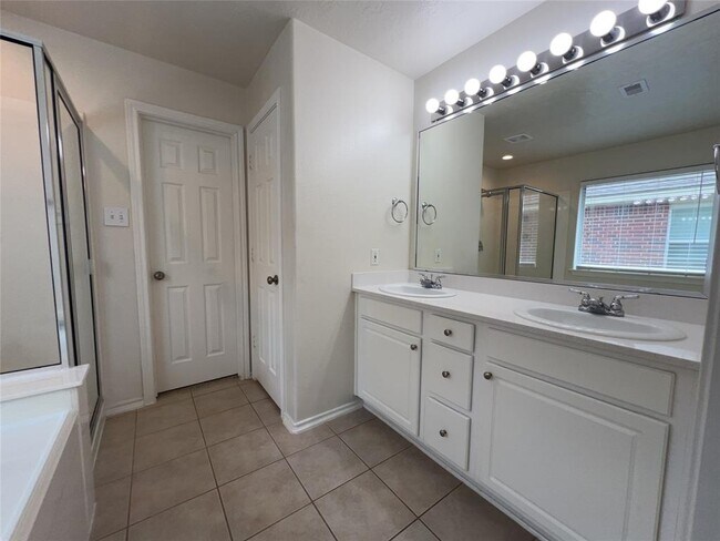Building Photo - 2430 Floral Ridge Dr