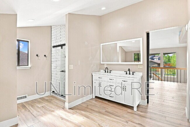 Building Photo - 2700 W Lynette Dr