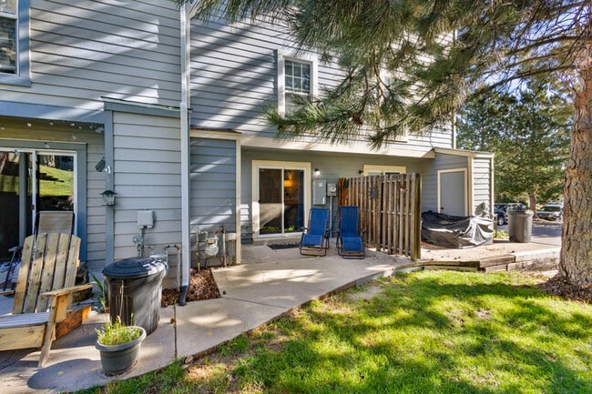 Building Photo - 3556 Queen Anne Way