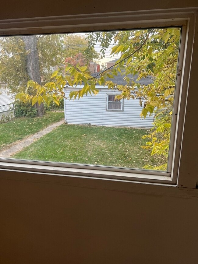 Building Photo - 8416 S Euclid Ave