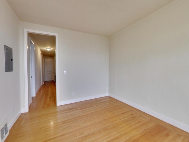 Building Photo - Remodeled 3 Bedroom in Nob Hill!!