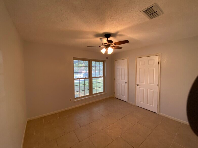 Building Photo - 1803 Falcon Dr