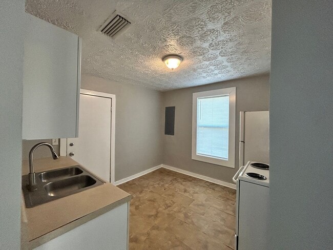 Building Photo - Cute 2 Bedroom House Available