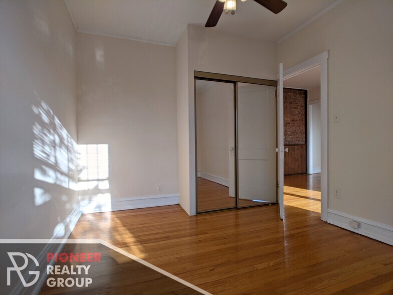 Building Photo - 953 W Cornelia Ave