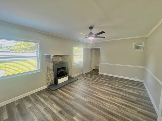 Building Photo - 3 Bed, 2 Bath DeBary Home with Modern Upda...