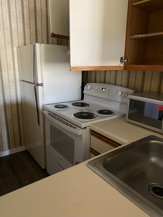 Building Photo - 1600 Park Cir