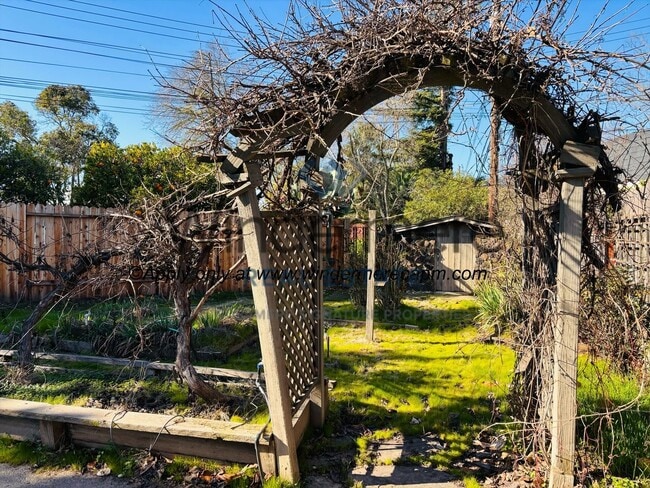 Building Photo - Charming 2 bedroom with HUGE yard in beaut...