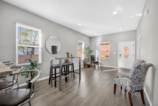 Building Photo - Updated Tampa Home – Prime Central Location 4 Beds - 2 Baths!