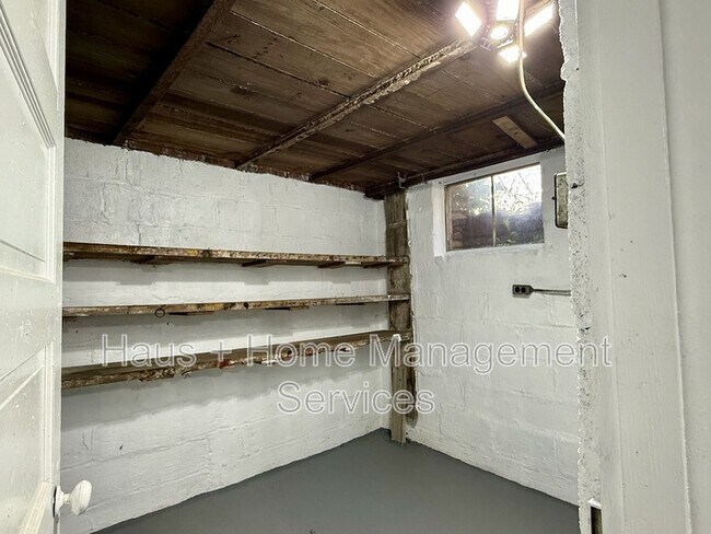 Building Photo - 544 James St