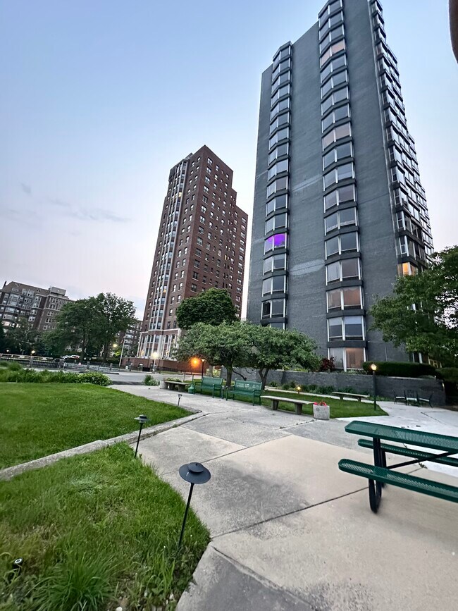 Building Photo - 8200 E Jefferson Ave