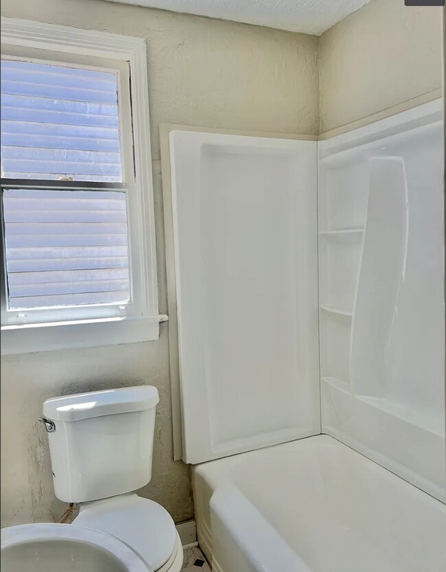 Building Photo - Updated and Spacious!