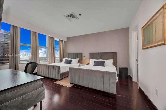 Building Photo - 1395 Brickell Ave