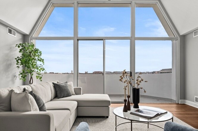 Building Photo - 700 7th St SW