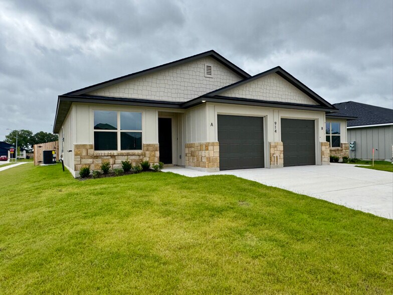 Building Photo - 914 Switchgrass Dr