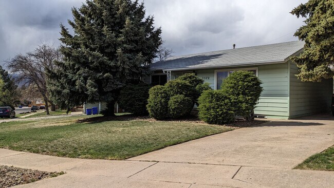 Primary Photo - BEAUTIFUL MODERN 3 BED/2 BATH RANCHER IN E...